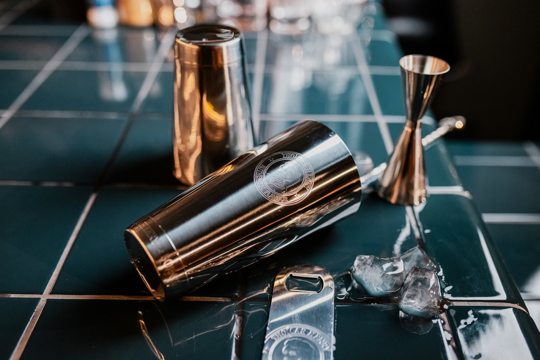 Gravierte Bar-Tools aus Edelstahl mit Markenlogo auf einem Tresen