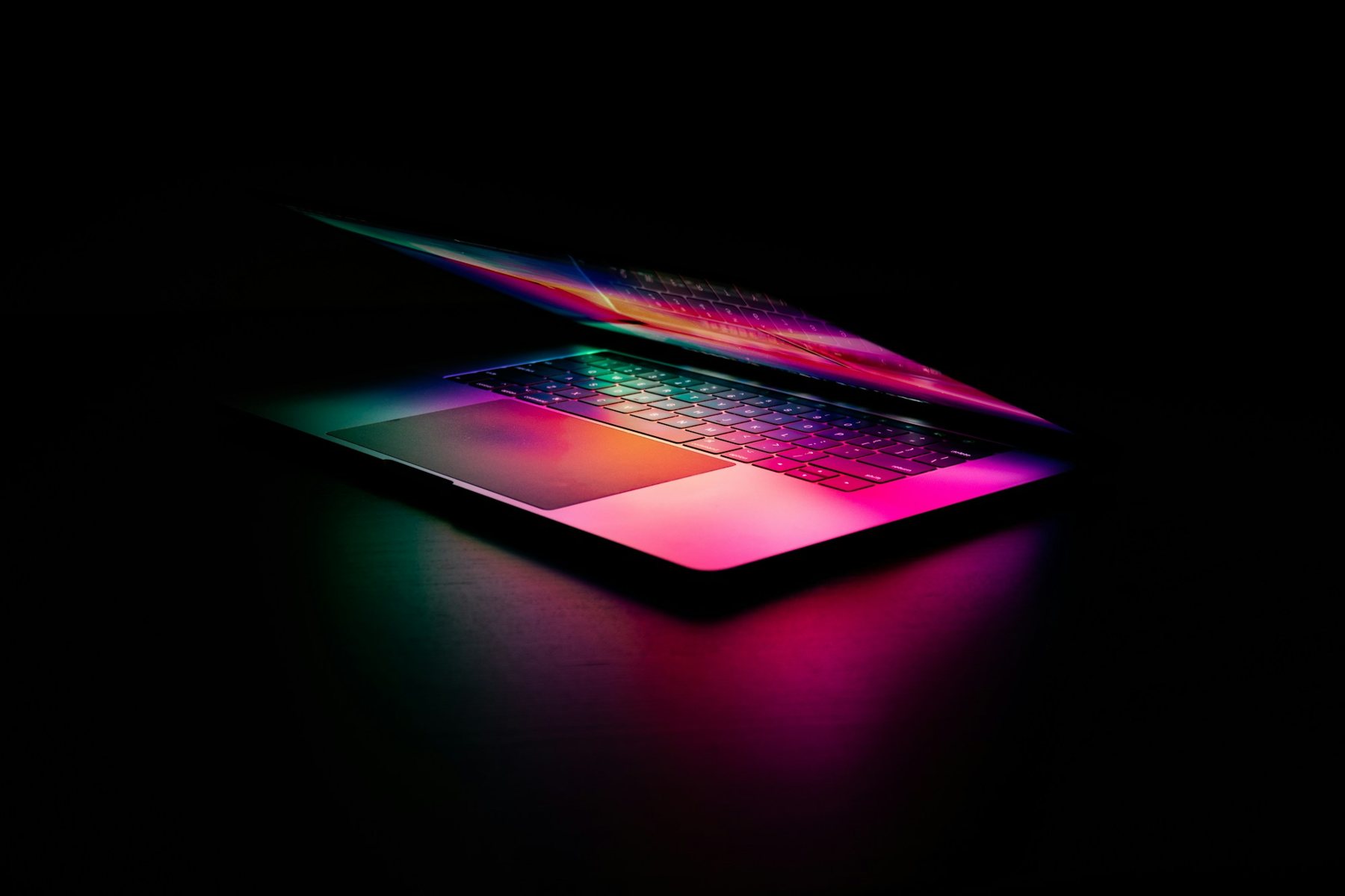 Aufgeklappter Laptop mit farbig leuchtender Tastatur